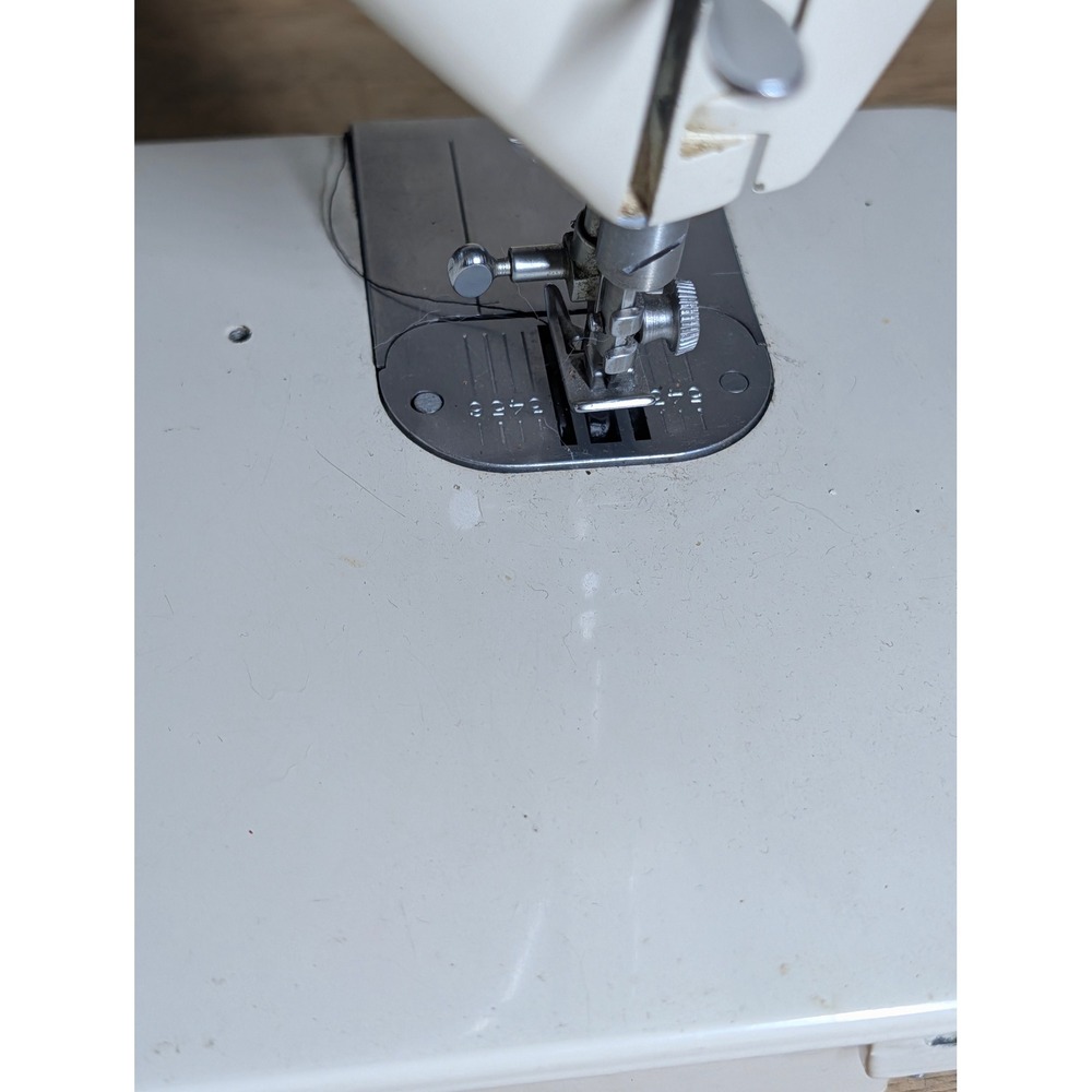 Vintage Singer Touch & Sew Deluxe Zig-Model 750 Sewing Machine no cord untested - Picture 7 of 11